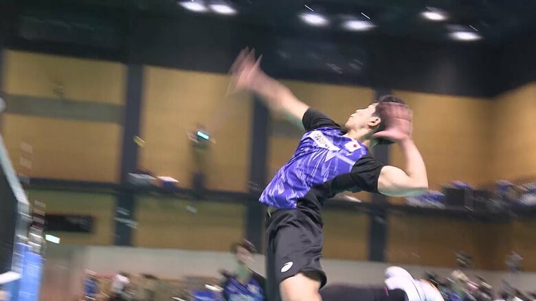 練習でスパイクを打つ宮浦健人