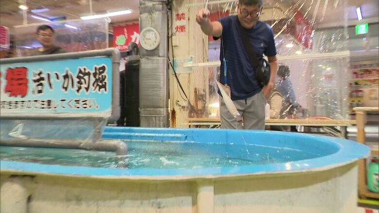 函館朝市の名物「イカ釣り」
