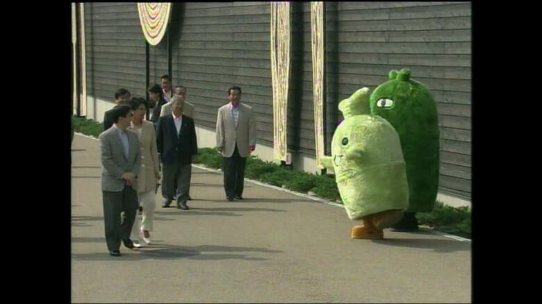 平成17（2005）年7月　万博会場を視察される皇太子ご夫妻（愛知・長久手市）