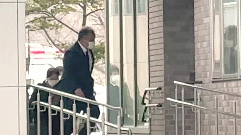 人目を避けるように本館へ