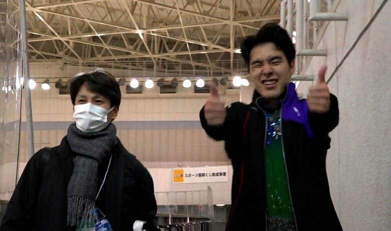 演技後カメラに向かって喜びを爆発させる山隈太一朗