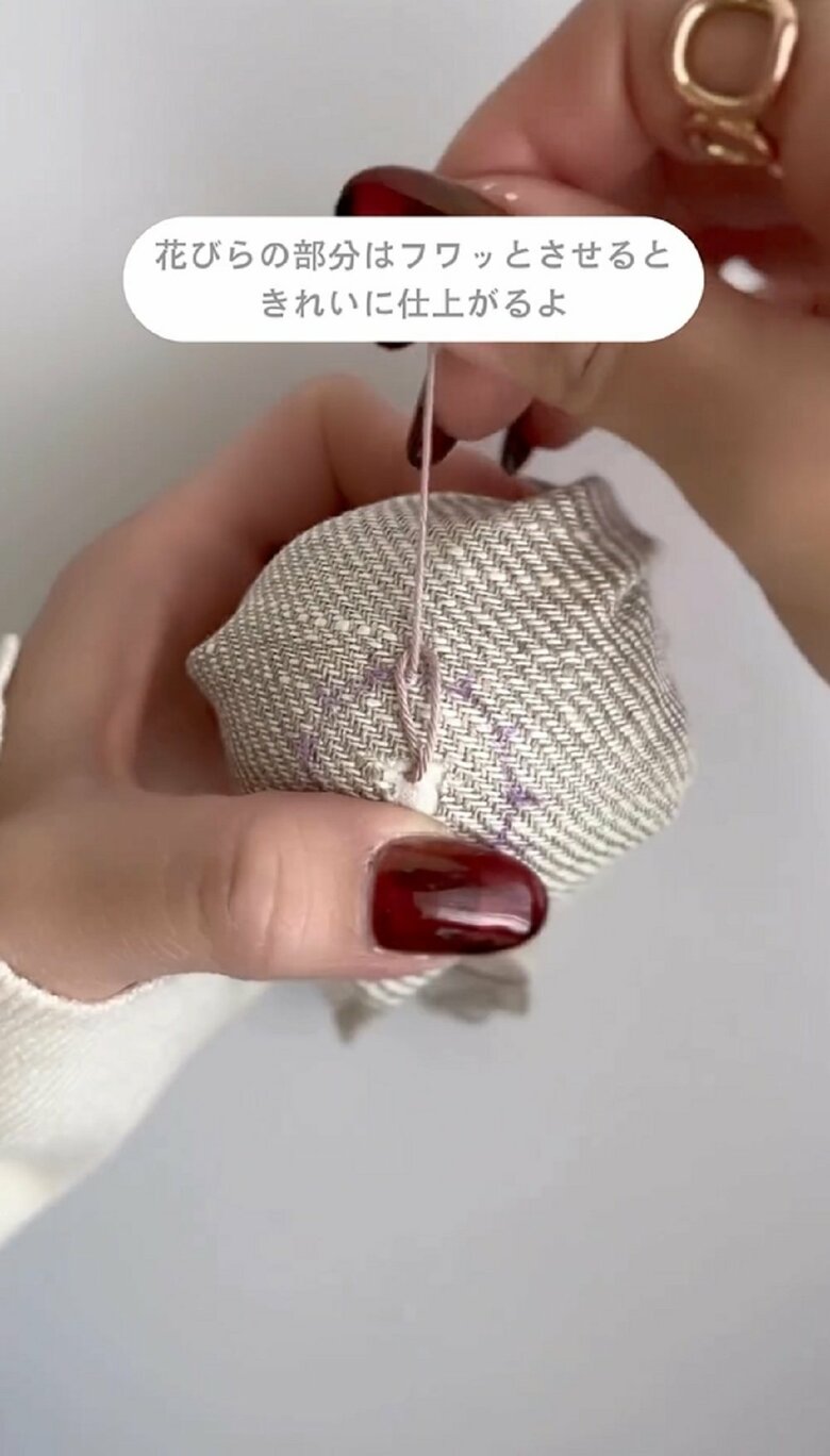 くるりと巻いた糸は花びらの部分になるので、ふわっと仕上がるようにする
