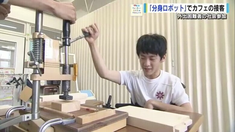 板に焼き印を押す訓練をする川本さん