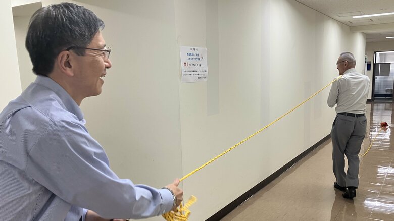 スローロープを実演する、日本水難救済会の遠山さん（左）（特集班撮影）