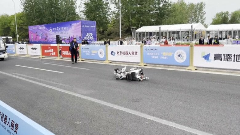 転んでしまうロボットも…