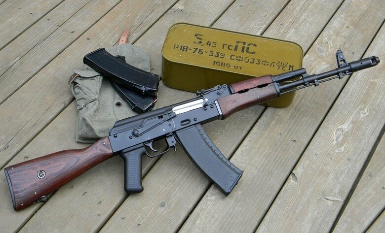 写真説明＝ロシア人が開発した自動小銃「カラシニコフ」。ロシアの子どもたちの授業に導入されている（軍事産業も扱うロシア国営企業ロステックHPより）