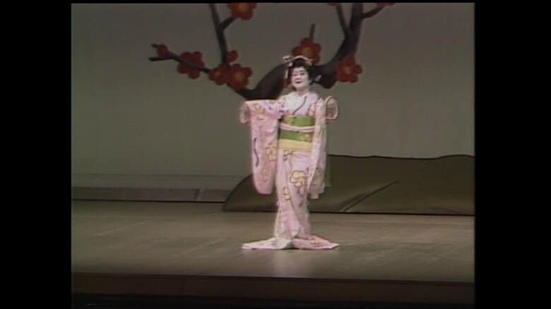 「鶯宿梅」を踊る黒田清子さん（昭和61(1986)年 国立劇場小劇場）