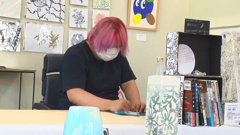 絵を描きながら店員も担当する佐藤葉月さん