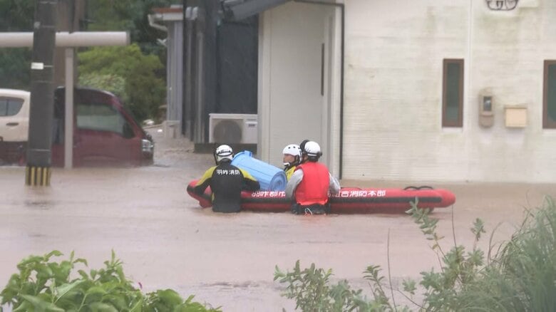住宅が浸水した石川県羽咋市の様子　消防隊員ら救助活動　（27日午前8時20分頃）