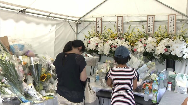 京都アニメーションのそばに設けられた献花台。国内だけでなく海外からもファンが訪れ犠牲者を悼んだ
 
