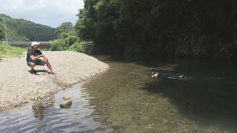 ヒモとペットボトルで陸からの救助を実演