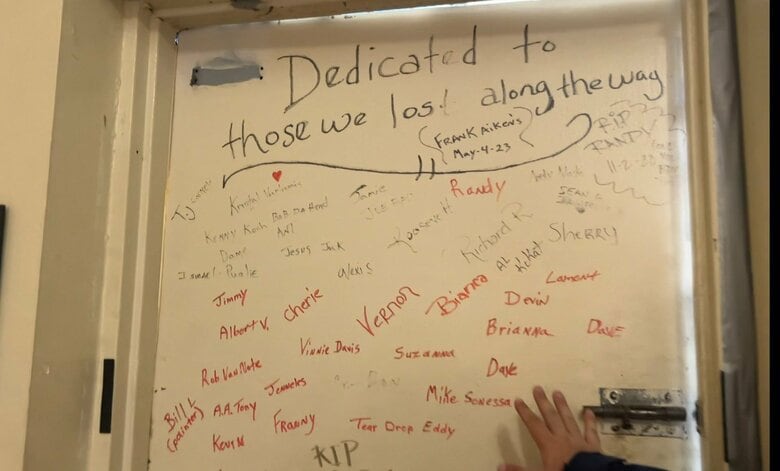 アリスさんの施設のドアには亡くなった大勢の人の名前が書かれていた