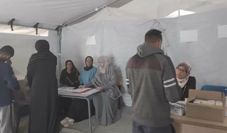 ガザ地区南部・ハンユニス地区の臨時診療所にくる多くの患者(12月22日)