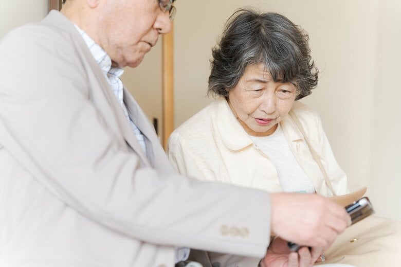 スマホになにかあっても、問い合わせ先を探すことも難しい…（画像：イメージ）