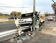 【トラックが電柱に衝突】60～70代とみられる男性運転手が車内に閉じ込められる―約15分後に救出されるも意識のない状態で病院搬送〈北海道札幌市中央区〉