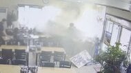 「気絶しそうな出来事」ランチタイムのスープ店にトラックが突っ込む　直前に交差点で車と衝突した弾みか　韓国