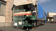 国道で工事の男性誘導員が大型トラックにはねられ死亡…近くの工事用トラックにも衝突2人けが　52歳運転手を逮捕　岡山市