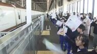 北陸新幹線・越前たけふ駅開業2周年を地元の小学生がお祝い　自ら考案の“祭りばやし”とポルトガル語の手作り看板で利用客に越前市をPR　福井