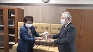 社会的距離「0」メートル 歯科医師会へフェイスシールド寄贈 秋田