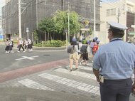 “抜け道”で速度違反の取締りも…小学校通学路で警察が一斉取締り「横断歩道渡る児童いたら必ず止まって」