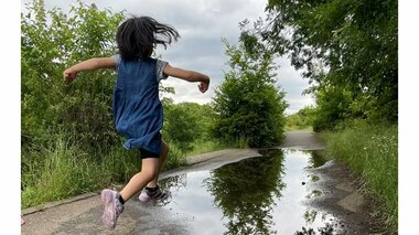 作品名「諦め」 水たまりに跳び込む少女のその後が目に浮かぶ…実際はどうなった?母親に聞いた