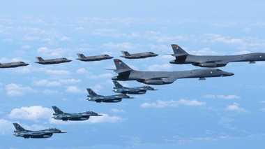 米戦闘機 訓練で空中戦用ミサイルの実弾を装填