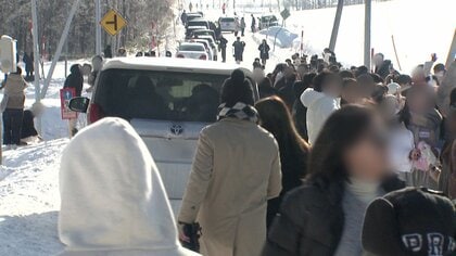 「本当に危ない」道路埋め尽くす観光客に住民ため息…畑侵入され怒る農家も―北海道美瑛町の『オーバーツーリズム』