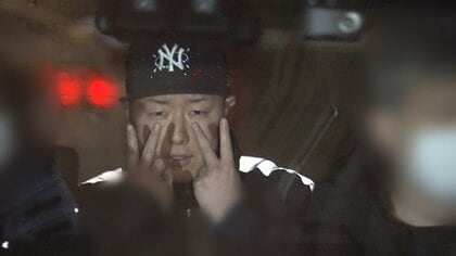 カメラに両手でピースサイン…スカウトグループ・リーダーの男逮捕　女性を性風俗店に紹介し報酬1億円超か　「声のかけ方」マニュアルも押収