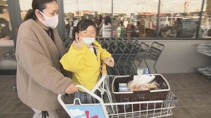 スーパーで“順番待ち”の人気…4～6歳児が立って乗れる買い物カート　全国から注文が殺到【岐阜発】