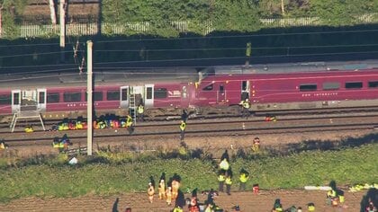 イギリス南部で列車同士が衝突　運転士1人死亡、89人負傷　安全システム不具合で停止した列車に後続車が追突か