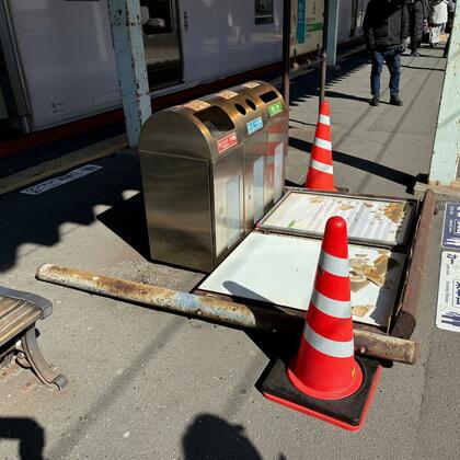 【重さ50キロの鉄製の案内看板が…】JR北海道の駅のホームで突然倒れる…当時周囲に人がおらず巻き込まれはなし〈北海道苫小牧市〉