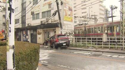 京王線・東府中駅近くの踏切で車と電車が接触　2人けが、命に別条なし　正午ごろ全線運転再開へ