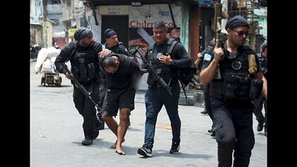 麻薬組織の掃討作戦で130人以上死亡　南米ブラジルのリオデジャネイロ