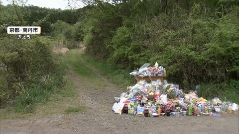 京都小学生死体遺棄事件　遺体発見現場の献花絶えず　警察が水中ドローンで池を捜索　周辺にも捜査員の姿