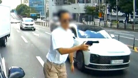 車に追突しおもちゃの銃で脅迫、ガラス叩き「降りろ！」　キリでタイヤを何度も刺す　“割り込み”に腹を立て犯行　韓国