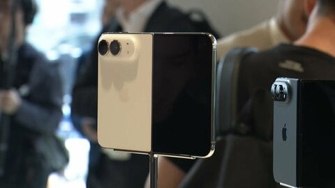 アップル初の折りたたみiPhone「Duo」発売　予約者が続々店舗に　価格は36万4800円から