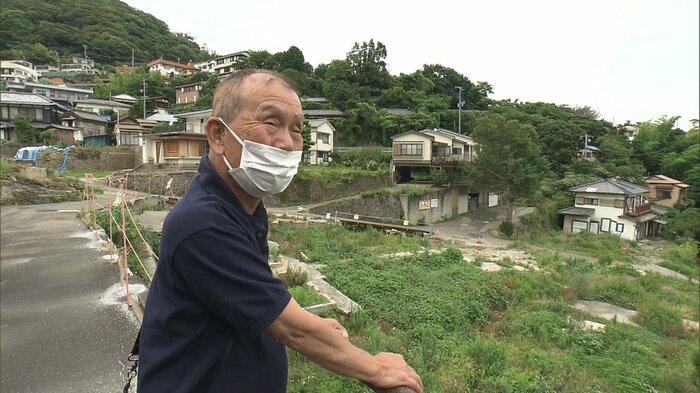 自宅跡を案内する田中さん(2023年6月)