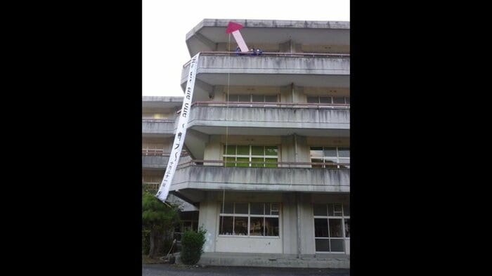 過去の津波の高さが矢印で示された校舎