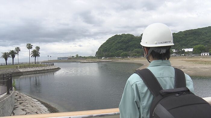 市職員がサメの姿がないか確認（21日）