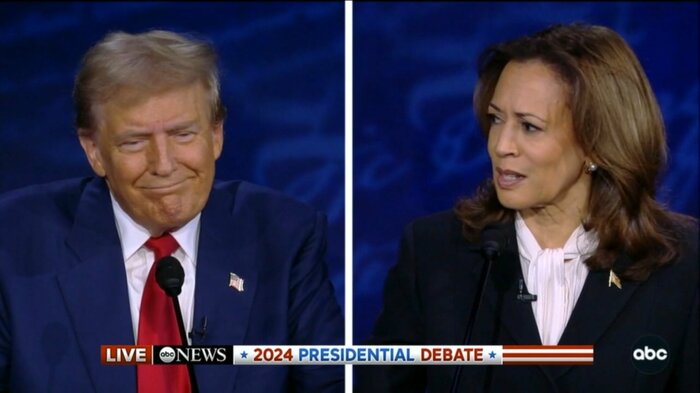 討論会でのトランプ氏(左)とハリス氏(右)