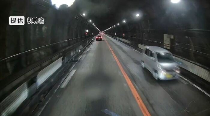 右車線を逆走する車(提供:視聴者)