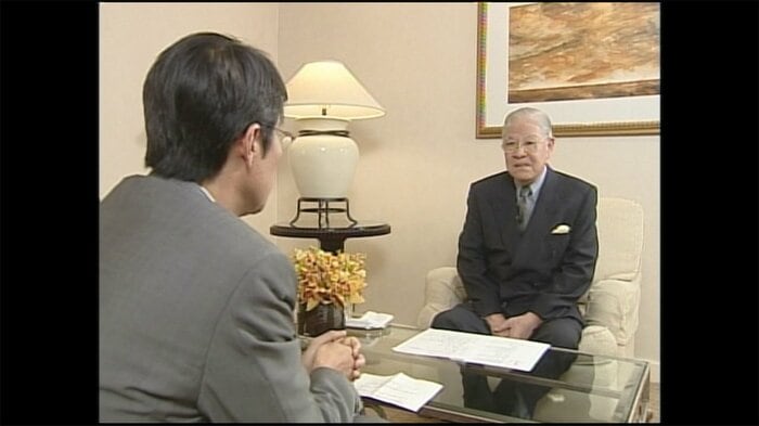 インタビューする鈴木解説委員