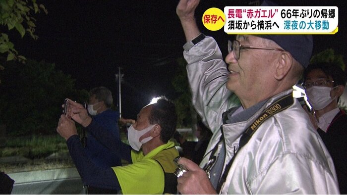 見送る深沢さん