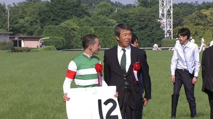 ルメール騎手(左)と藤沢和雄元調教師(右)