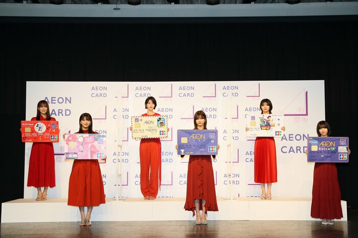 真っ赤な衣装で大人っぽく