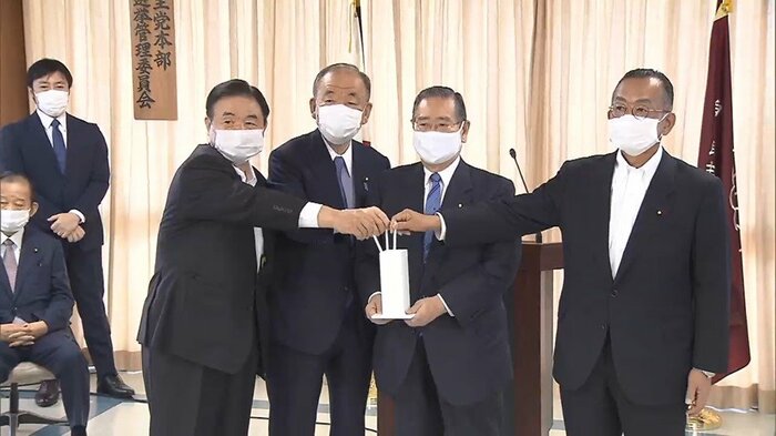 3陣営の代表者が届け出順をくじ引き