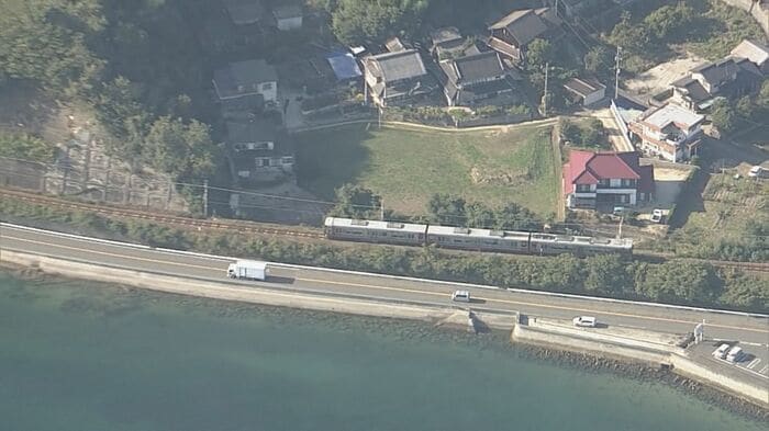 瀬戸内海すぐ側を走る JR呉線