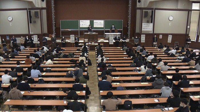 大学入学共通テストを受けるには、3教科以上で1万8000円必要だ