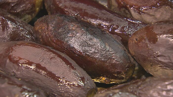 蜜がしみ出て光沢のある焼き芋
