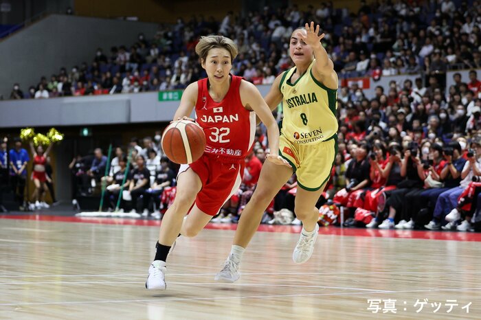 ドリブルで切り込む宮崎早織(20日、札幌市・北海きたえーる)